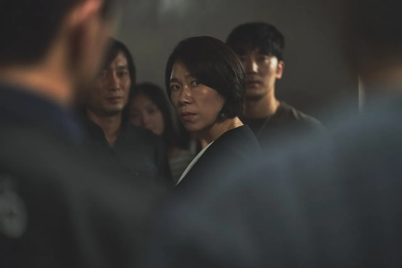 ELLE-84M2-WALL-TO-WALL-REVIEW-PHIM-KANG-HA-NEUL-NETFLIX00011
