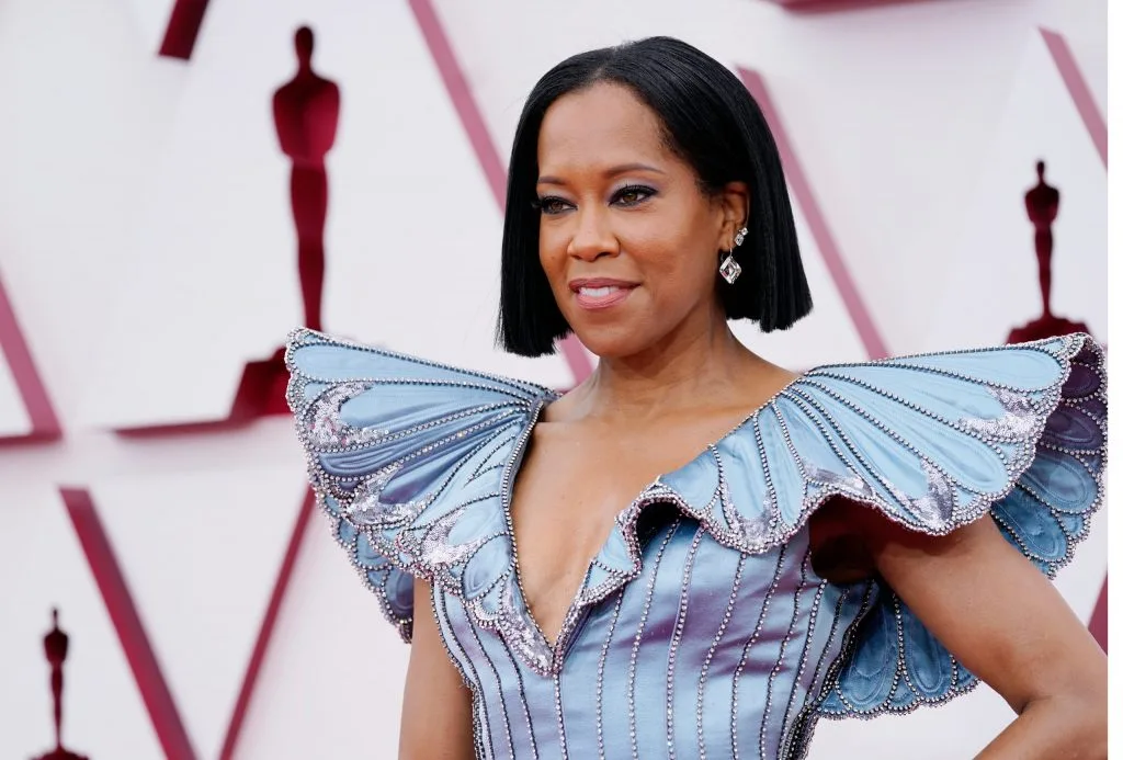 Regina King trang điểm làm tóc oscar 2021 Regina King trang điểm làm tóc oscar 2021