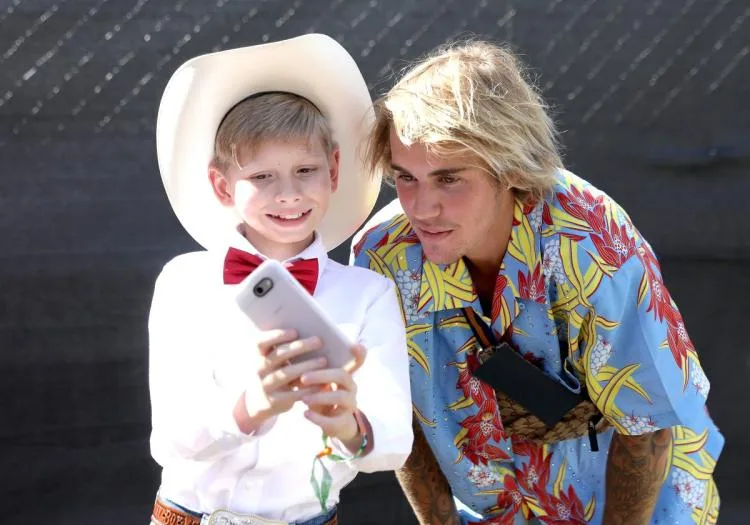 Justin BIeber bảo vệ cô gái ở Coachella 7