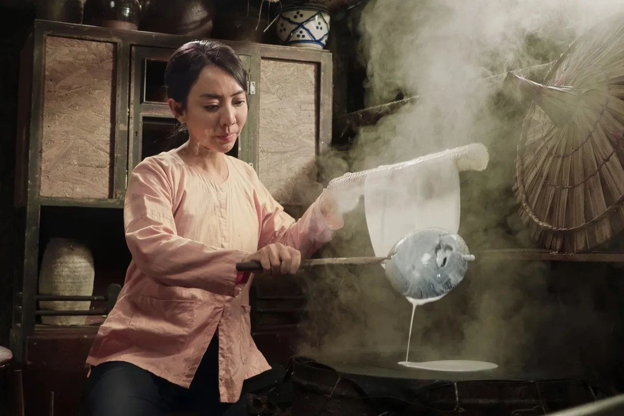 Diễn viên Thu Trang trong phim "Ai thương ai mến", bộ phim sử dụng bối cảnh có độ chính xác cao.
