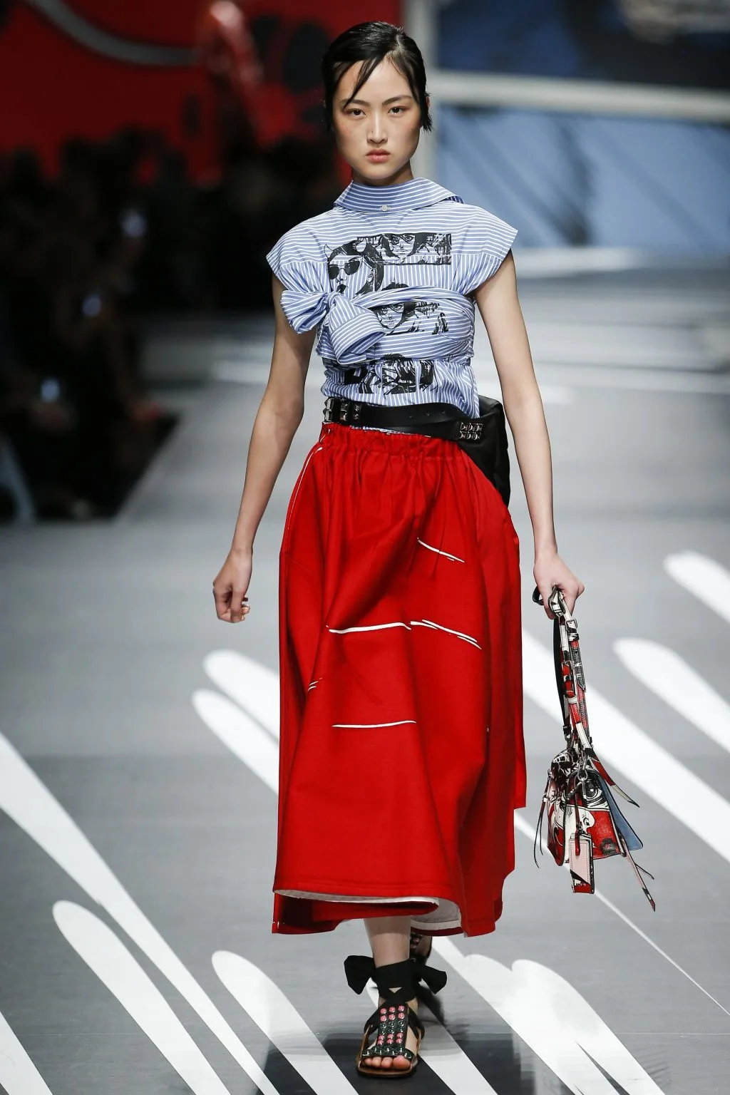 Prada Ready-to-wear Xuân 2018: Về những người phụ nữ mạnh mẽ, náo nhiệt và đầy sức quyến rũ Prada Ready-to-wear Xuân 2018: Về những người phụ nữ mạnh mẽ, náo nhiệt và đầy sức quyến rũ