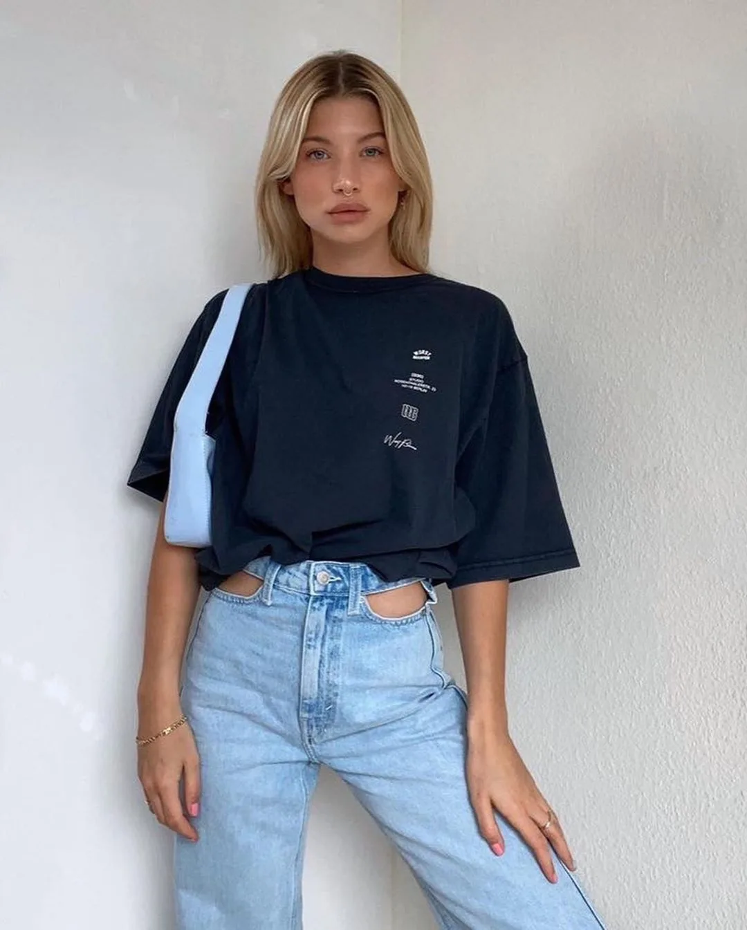 Áo thun phối cùng quần jeans