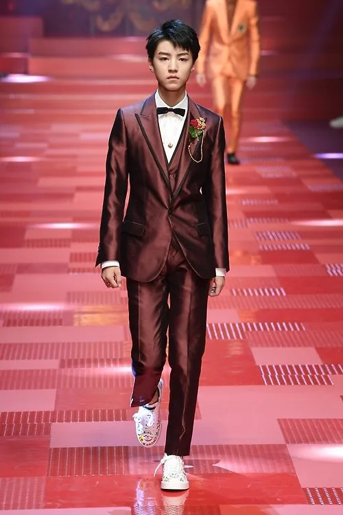 Vuong Tuan Khai nhom TF Boys mo man show dien