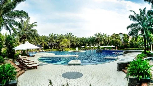 GIẢI BA trị giá 15 triệu đồng bao gồm 2 đêm nghỉ phòng Garden View Deluxe tại Palm Garden Resort Hoi An và cặp vé máy bay khứ hồi VNA