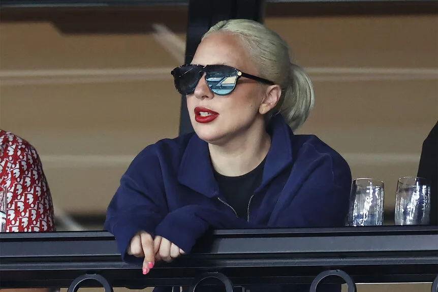 lady gaga diện áo khoác xanh đậm tại olympic