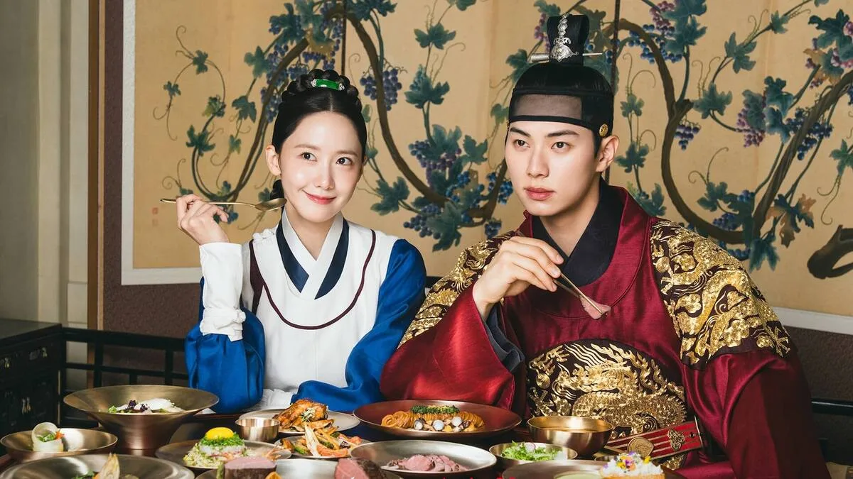 YoonA và Lee Chae Min trong Bon Appetit, Your Majesty, phim Hàn cổ trang nổi bật của năm 2025