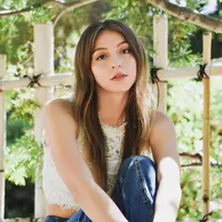cô gái đang ngồi khoanh chân
