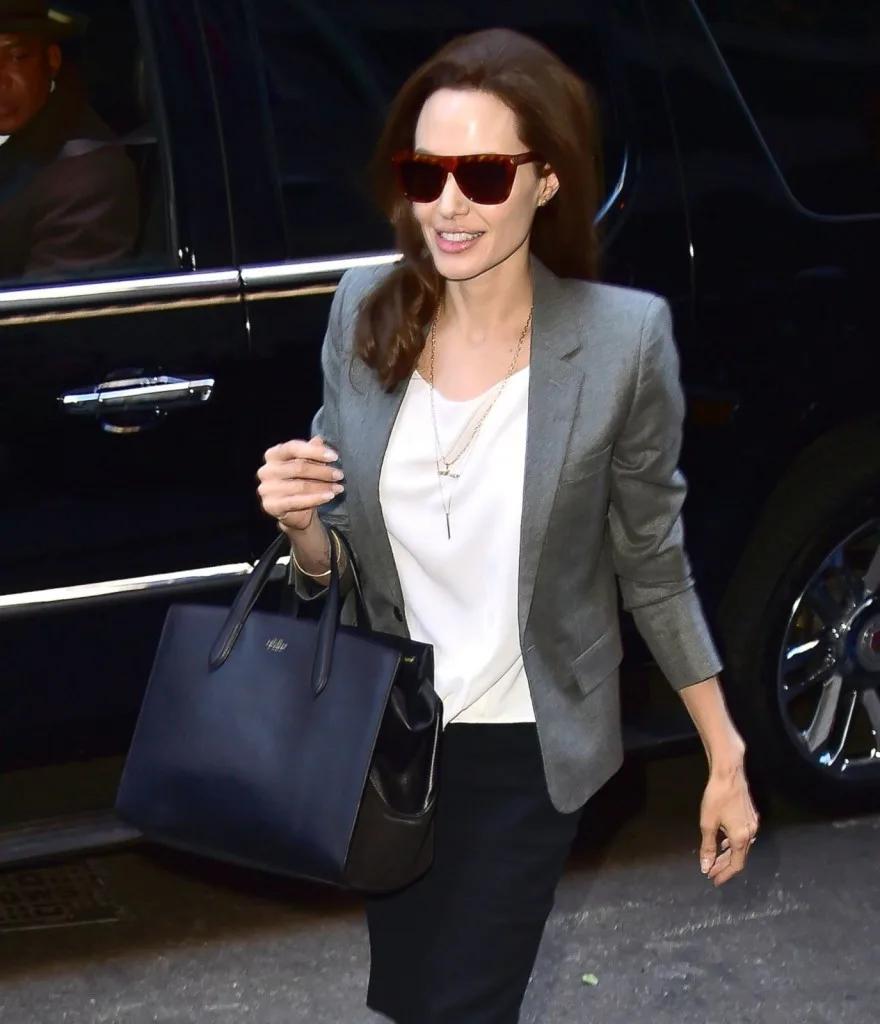 Phong cách thời trang tuổi 40 của Angelina Jolie - ellevn