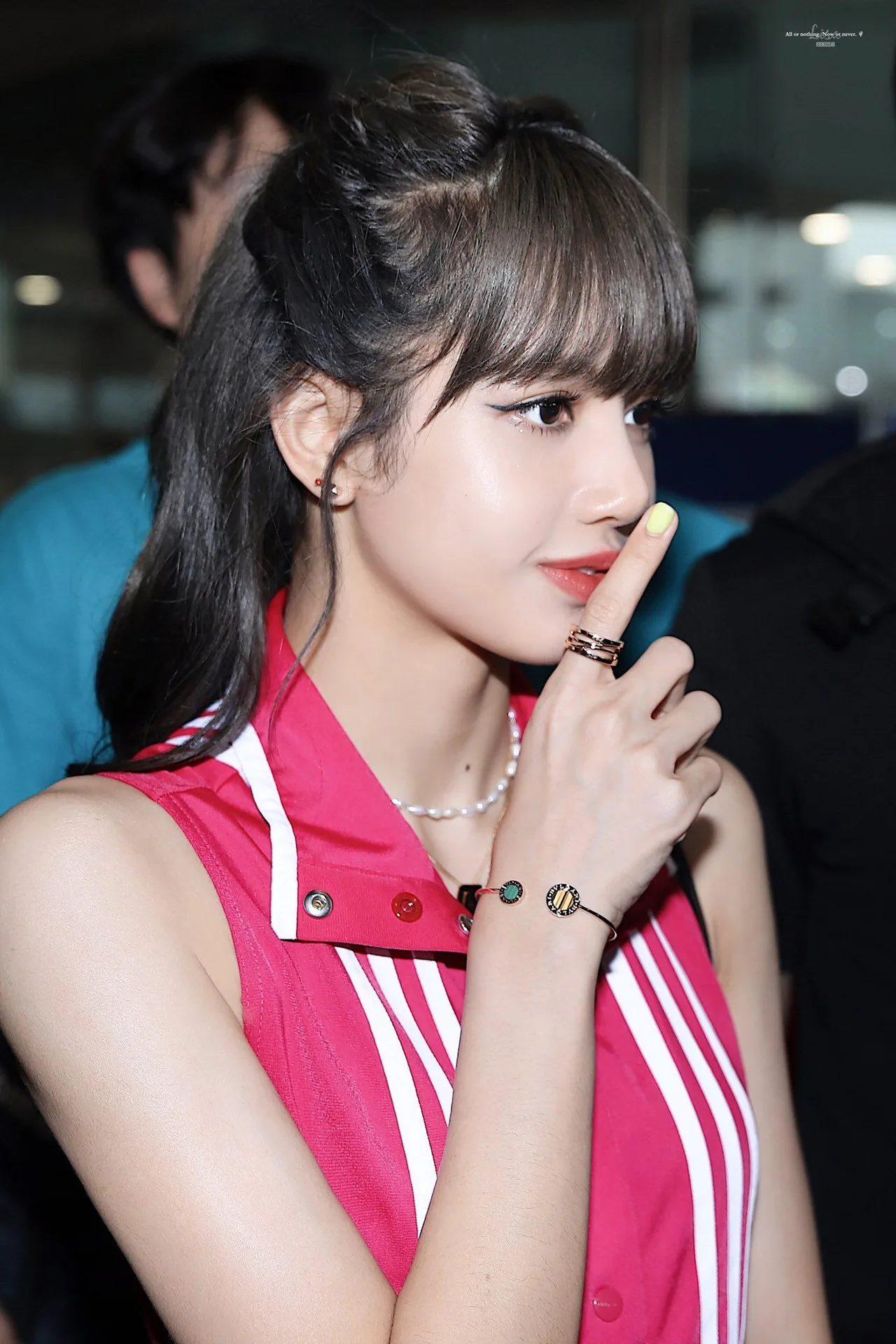 lisa blackpink đeo trang sức của bulgari mặc jumpsuit đỏ