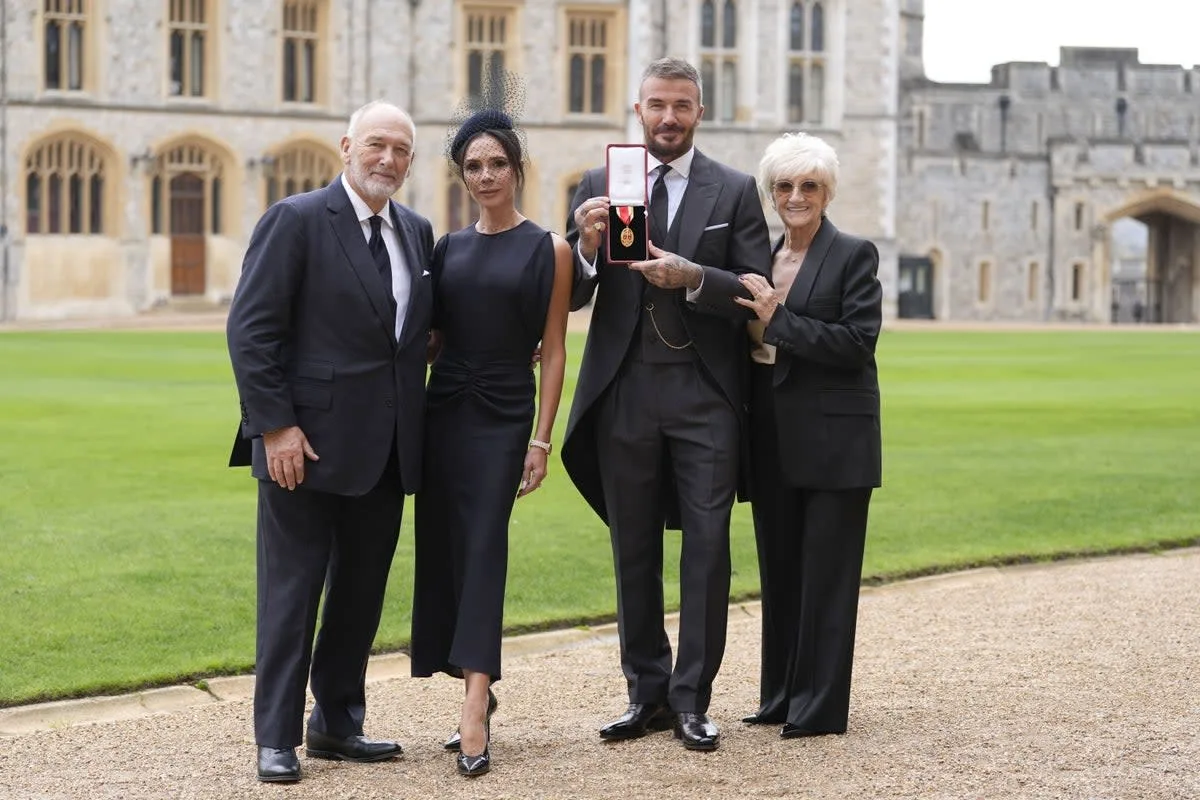 David Beckham, cùng với vợ là Phu nhân Victoria và cha mẹ là ông Ted và bà Sandra Beckham