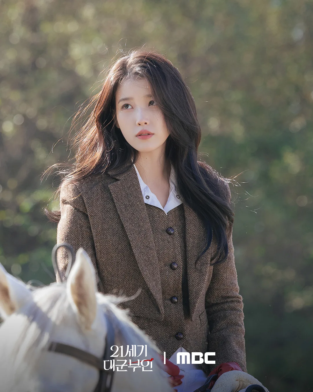 ELLE-PHONG-CACH-THOI-TRANG-IU-PERFECT-CROWN-PHIM00013