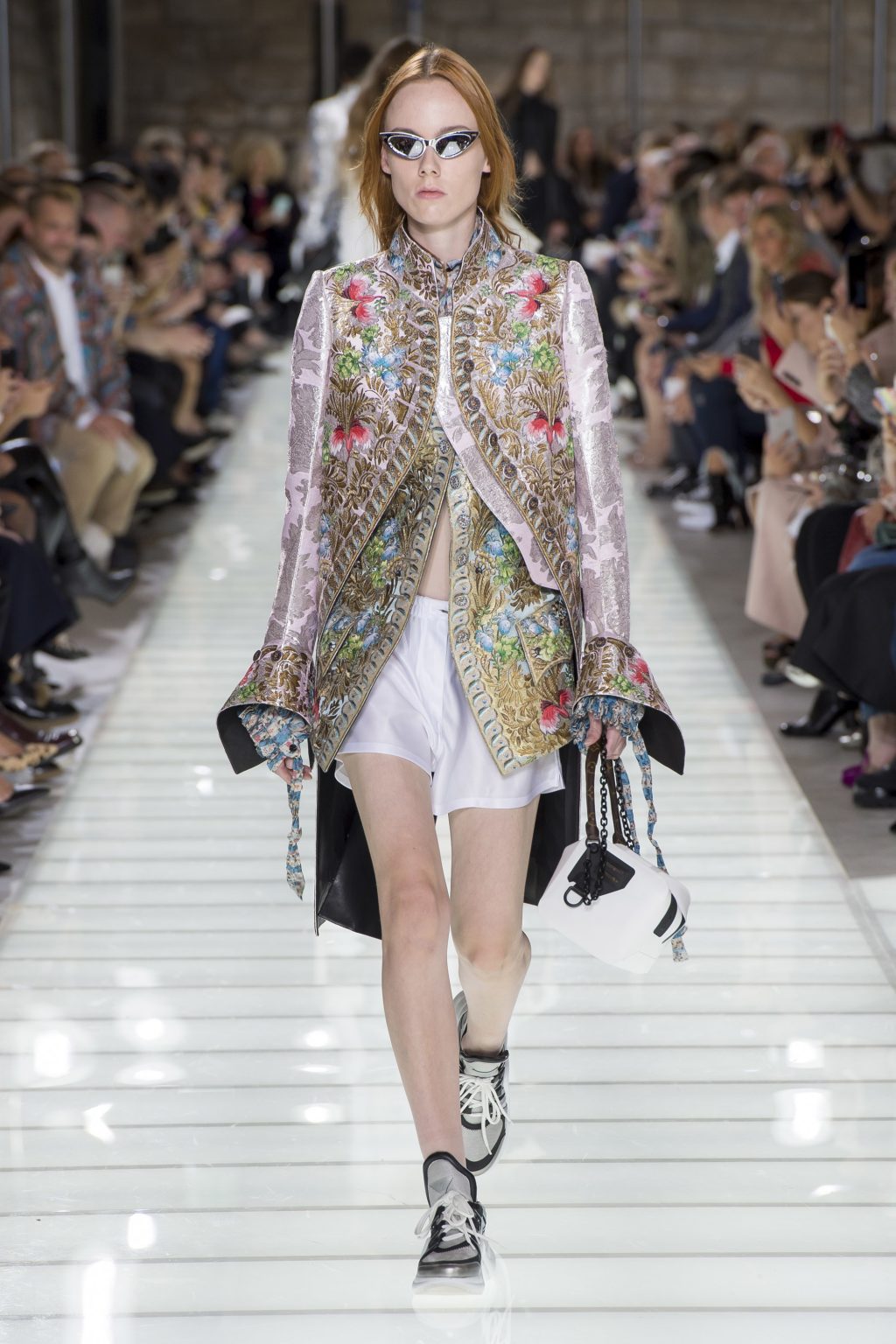 Bộ sưu tập Xuân-Hè Louis Vuitton 2018: Thời trang hoàng gia hồi sinh cùng cảm hứng đường phố Bộ sưu tập Xuân-Hè Louis Vuitton 2018: Thời trang hoàng gia hồi sinh cùng cảm hứng đường phố