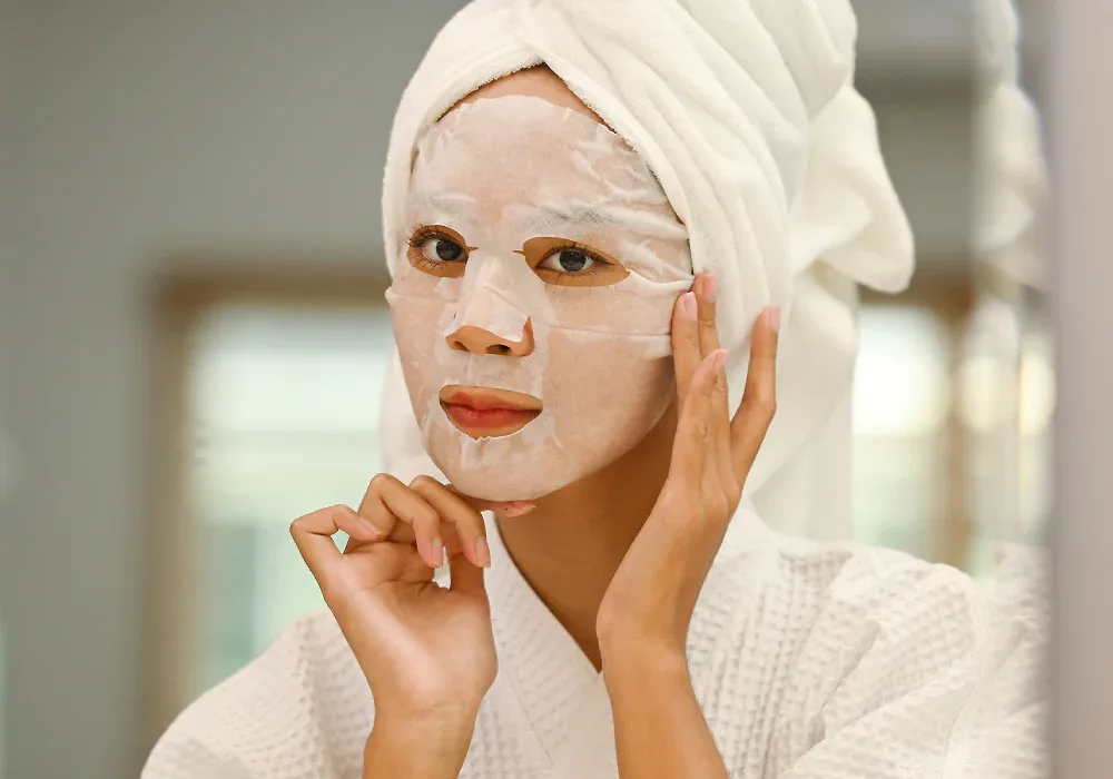 Đắp mặt nạ giấy