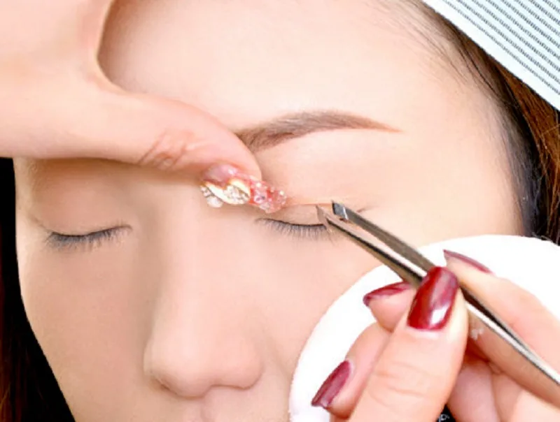 Dùng miếng dán kích mi để giúp mắt mí lót trông to tròn hơn