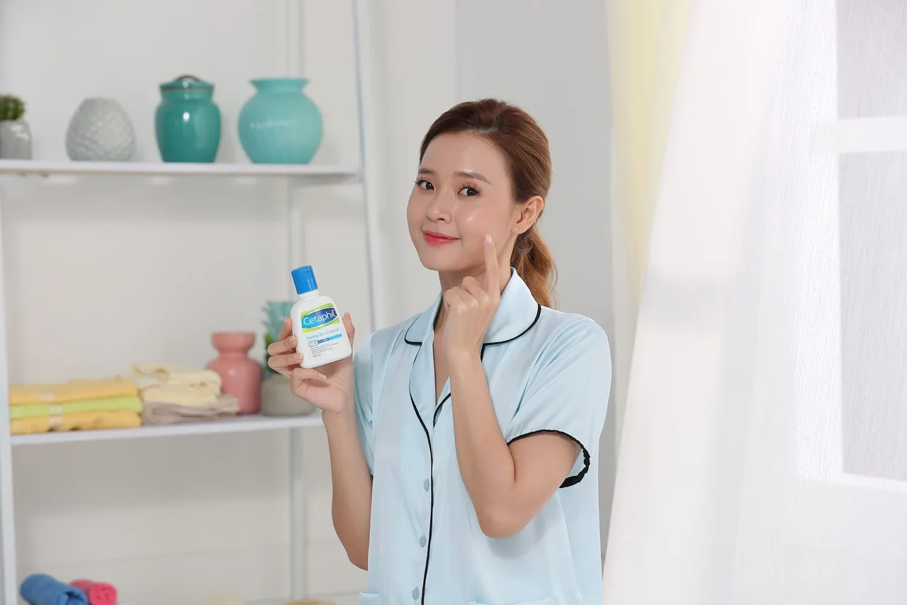 cô gái chăm sóc da bằng cetaphil