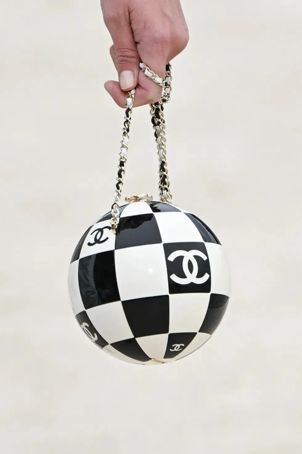 túi hình bóng CHANEL Cruise 2023