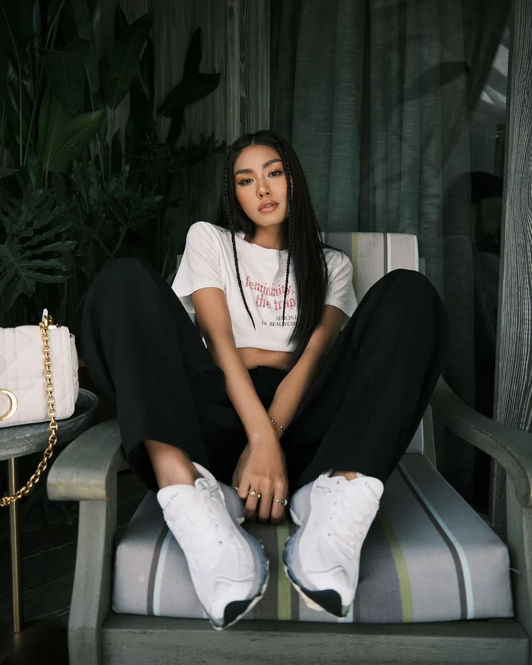 Thảo Nhi Lê đi sneakers trắng