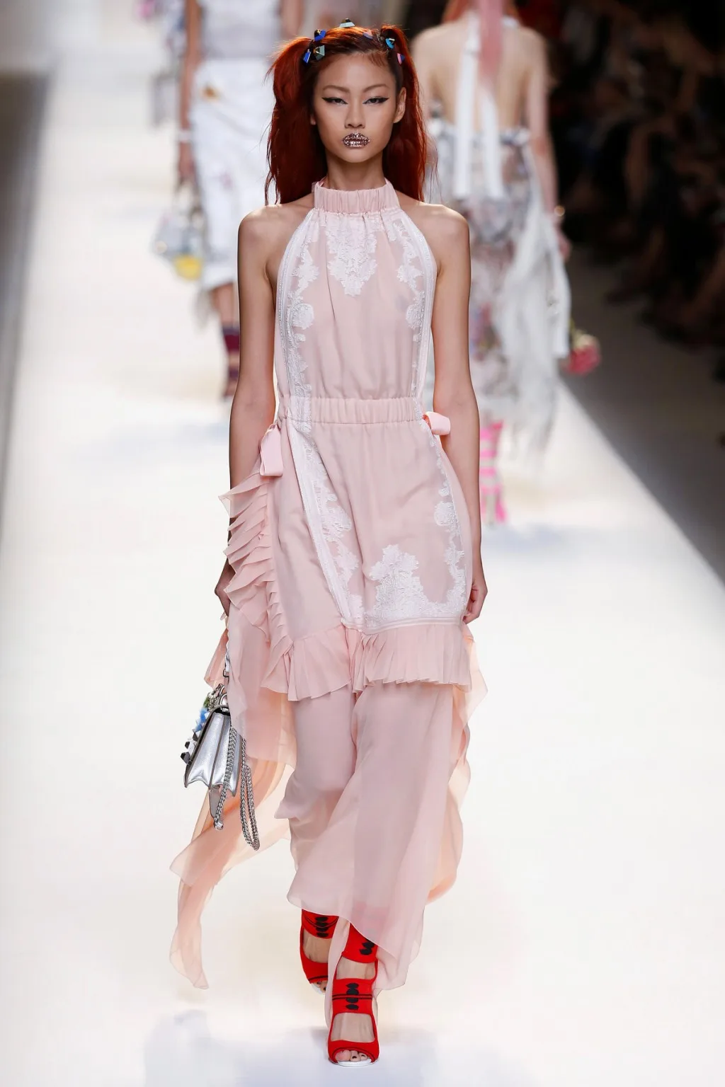 Chiếc tạp dề trở nên quyến rũ trong thiết kế của Fendi