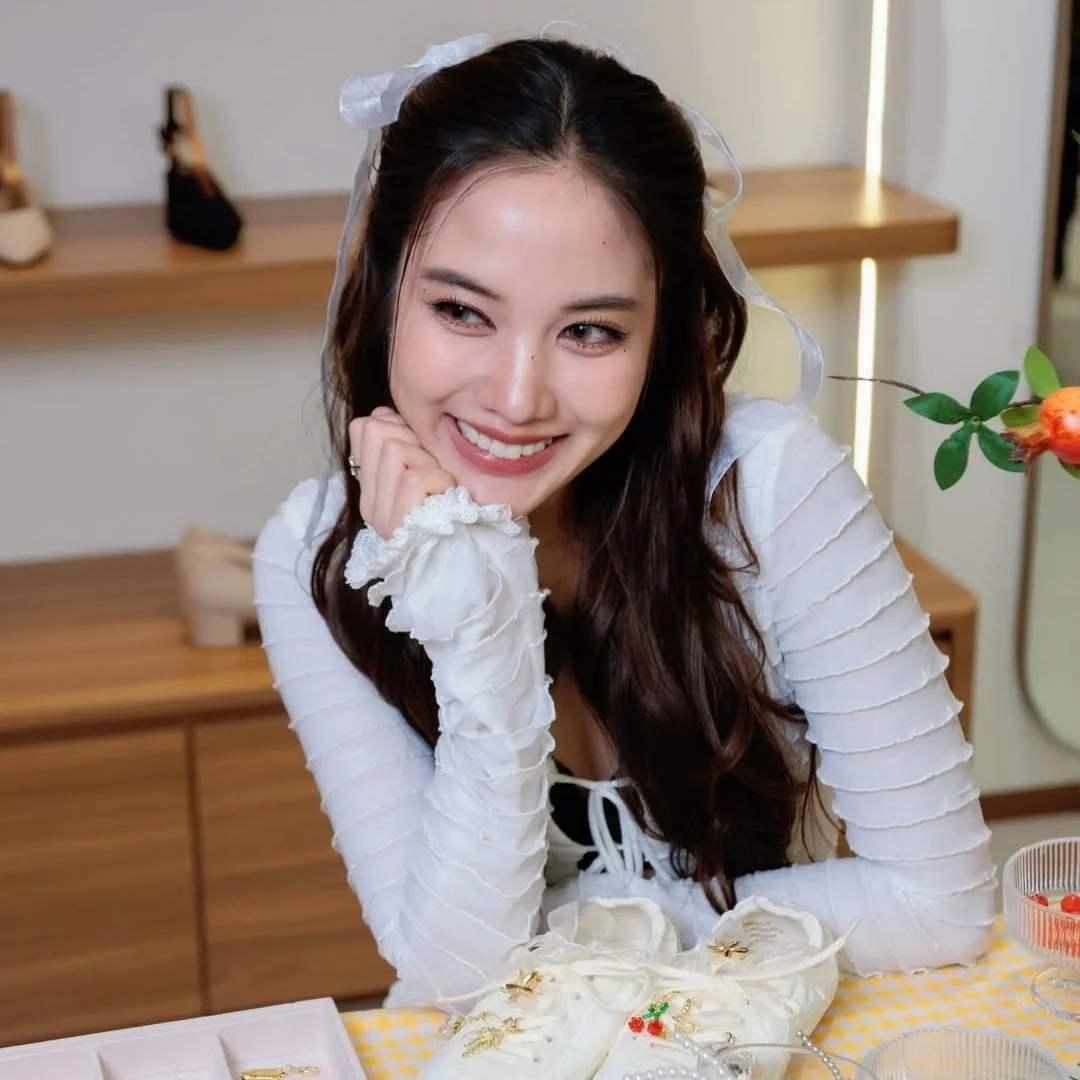 Kiểu tóc Freen Sarocha với nơ nữ tính