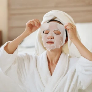 Cô gái đắp mặt nạ dưỡng da căng mịn đón Tết.