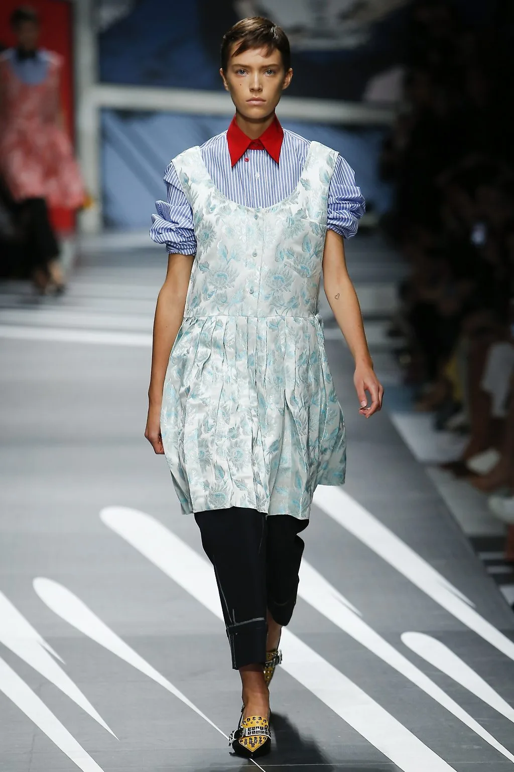 Prada Ready-to-wear Xuân 2018: Tính nữ được suy tôn bởi sự mạnh mẽ và náo nhiệt Prada Ready-to-wear Xuân 2018: Tính nữ được suy tôn bởi sự mạnh mẽ và náo nhiệt