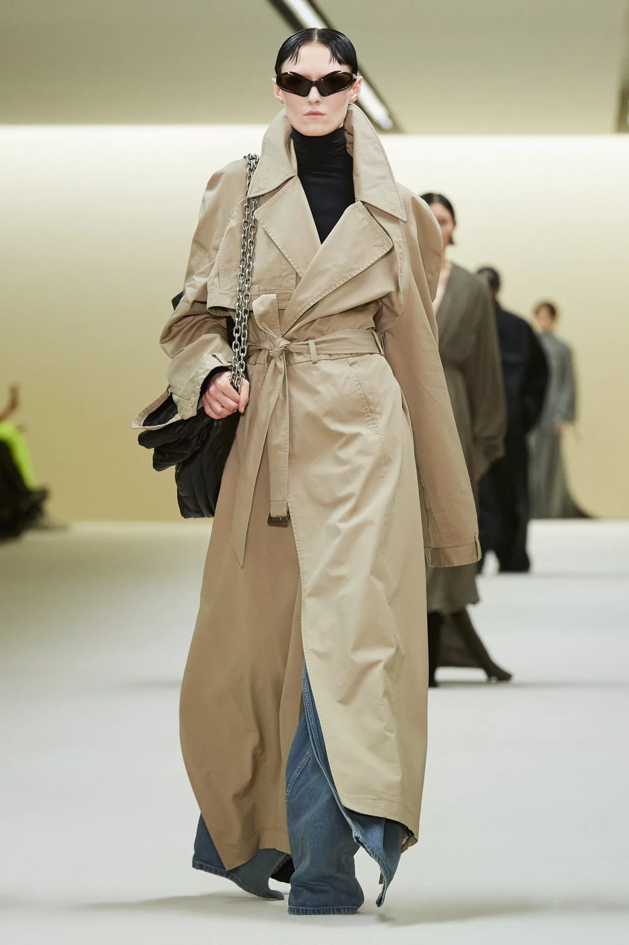 00018-balenciaga-fall-2023-ready-to-wear-credit-gorunway