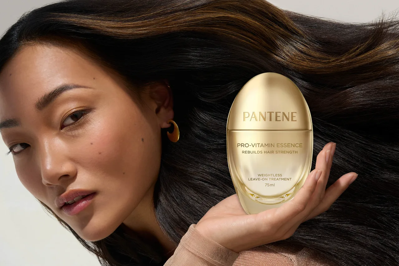 cô gái cầm lọ tinh chất phục hồi tóc Pantene