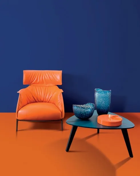 Ghế ARCHIBALD KING của POLTRONA FRAU 148.280.000 VNĐ. Bàn cà phê hình tam giác 4.091.000 VNĐ INSTORE. Hộp đựng mứt sơn mài 1.780.000 VNĐ ESPACE MDEA. Bình hoa Circles 4.450.000 và 4.250.000 VNĐ BO CONCEPT.