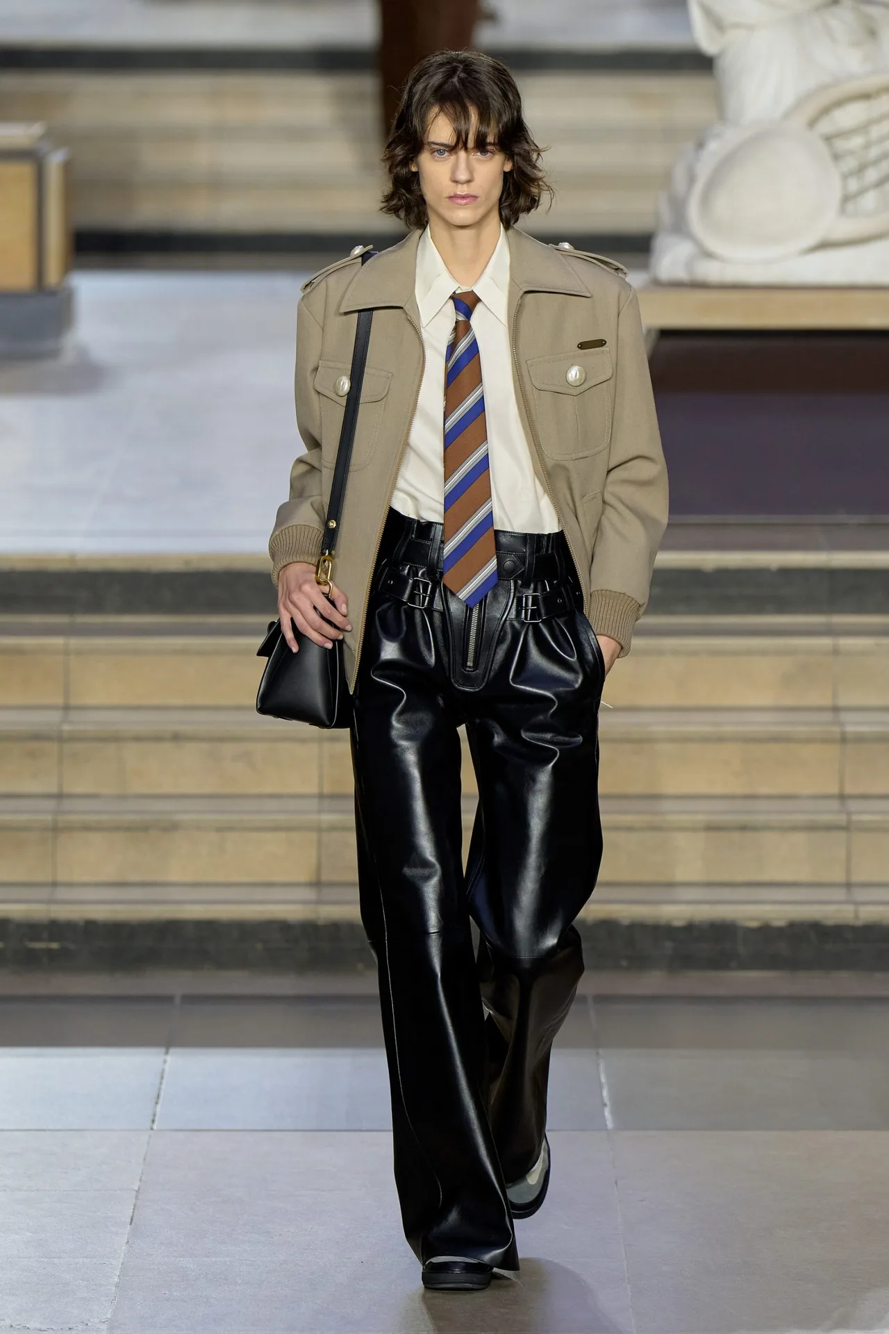 Louis Vuitton Thu Đông 2022 look 18