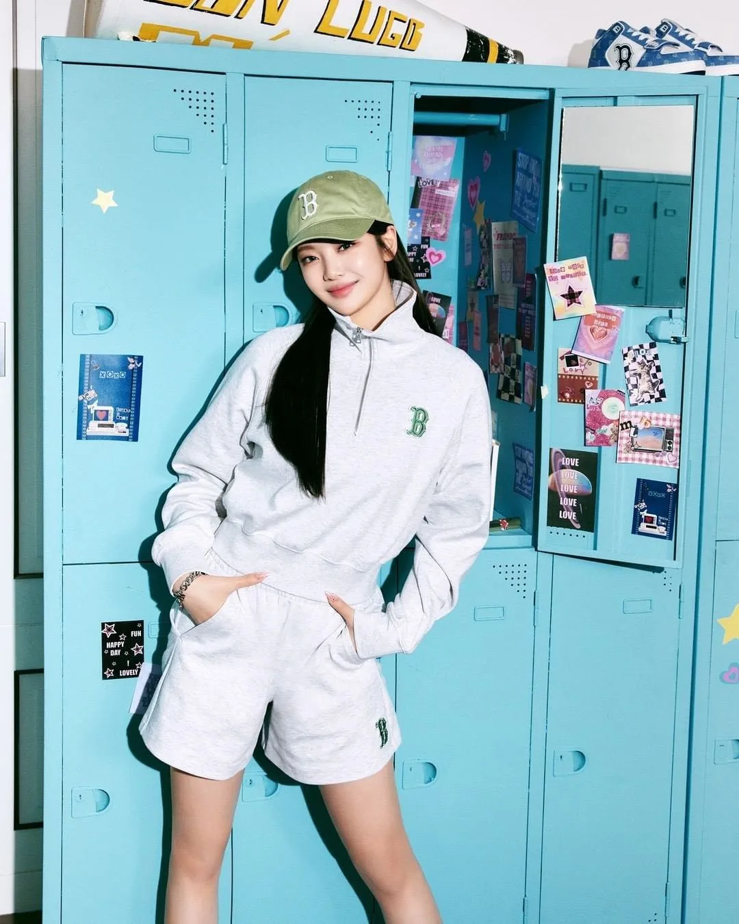 Set đồ nỉ màu xám tro gồm áo nỉ oversized và quần jogger