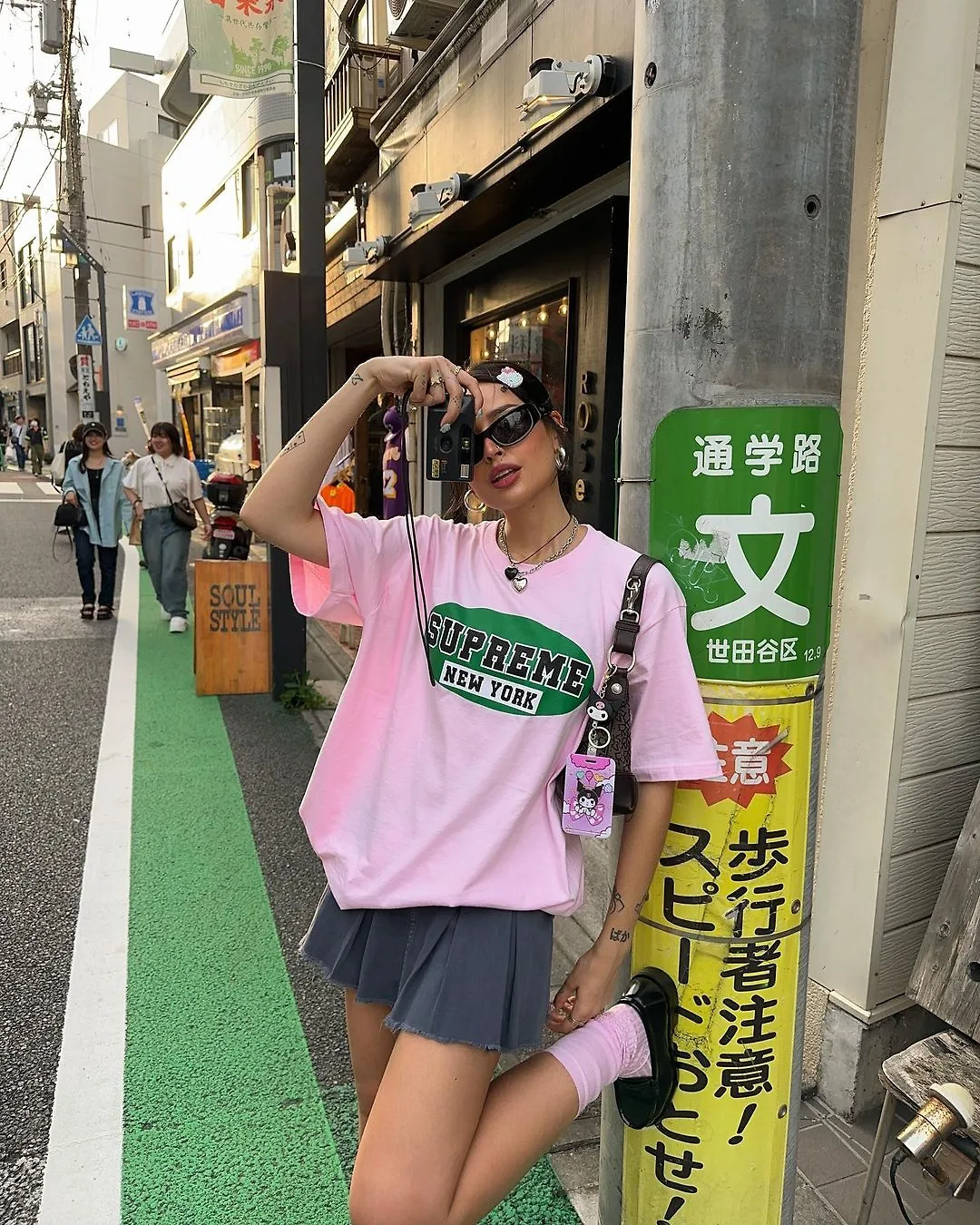 irisloveunicorns diện thời trang xám