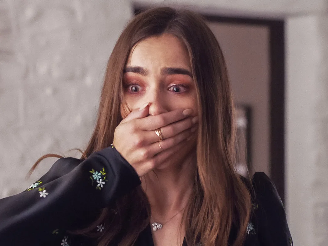 Lily Collins đeo trang sức Cartier trong phim Windfall