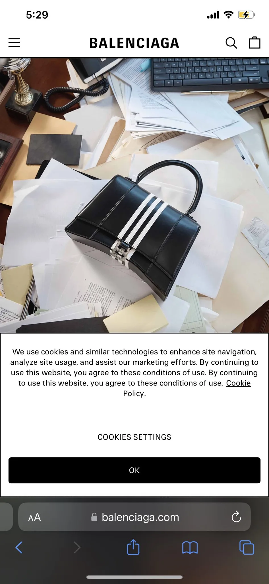 Tài liệu xuất hiện trong chiến dịch garde-robe của Balenciaga