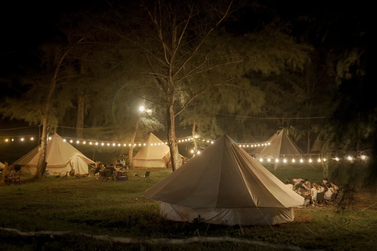 đi bụi camping buổi tối