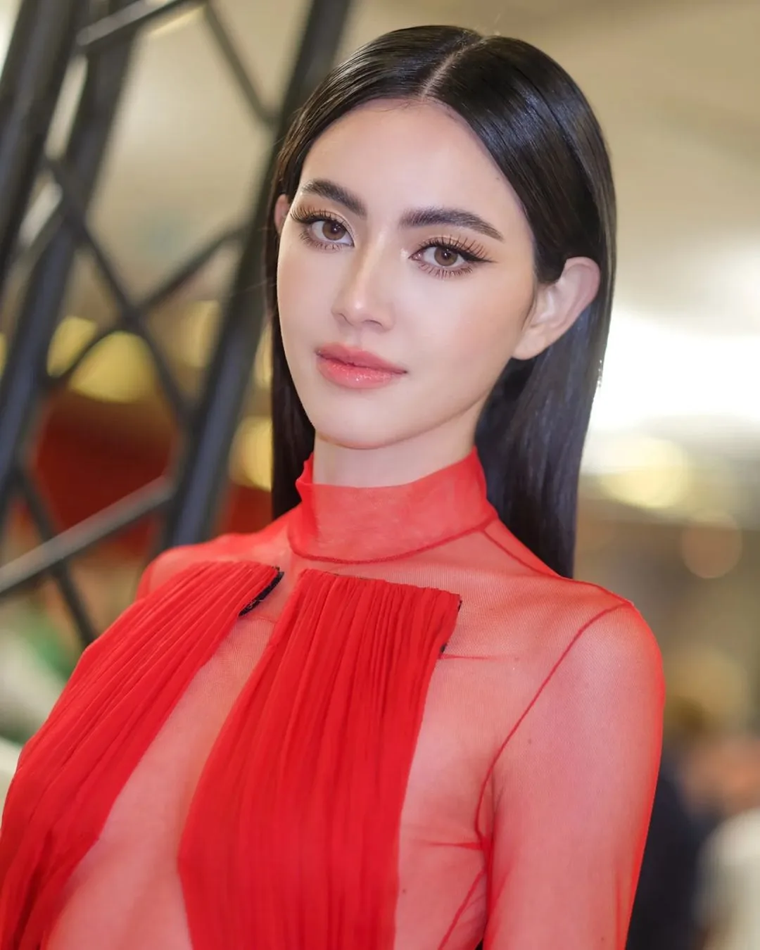 Nối mi giúp đôi mắt bạn thu hút hơn. Davikah mặc đầm đỏ - kiểu nối mi đẹp