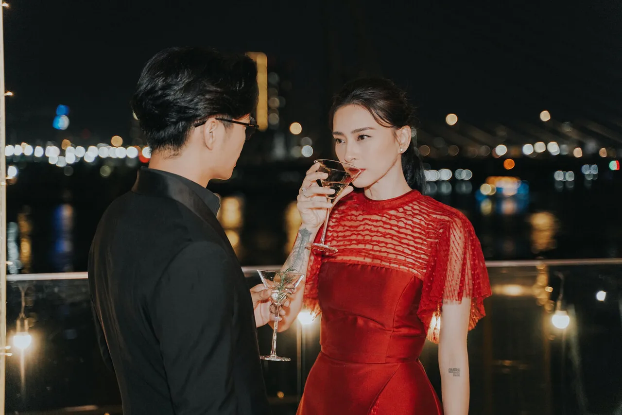ngô thanh vân cầm ly rượu
