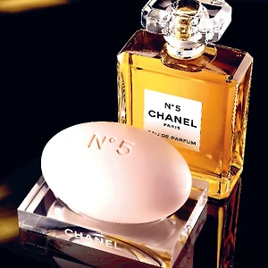 Nước hoa Chanel N°5 – Bài thơ không cũ