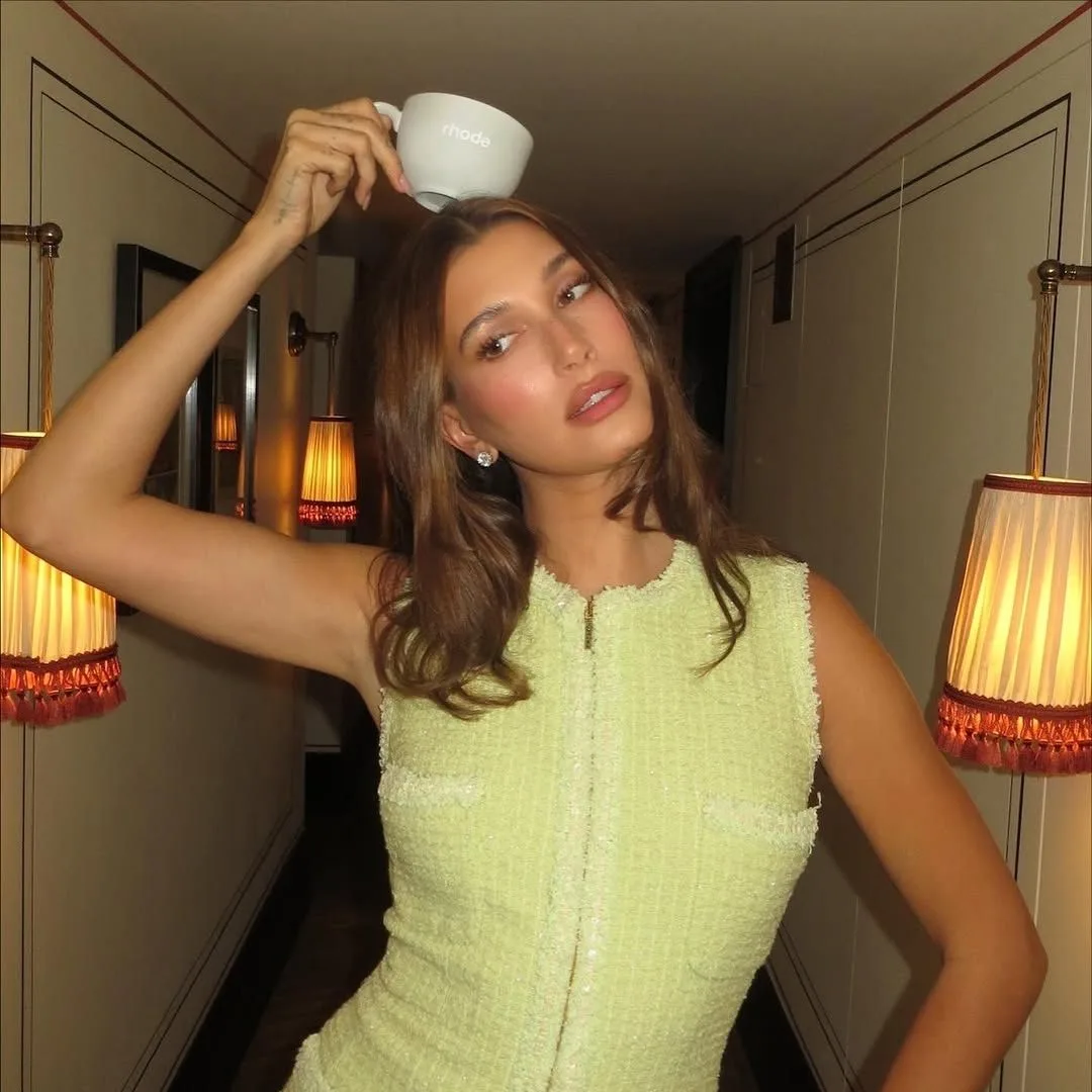 Hailey Bieber đang cầm chiếc cốc