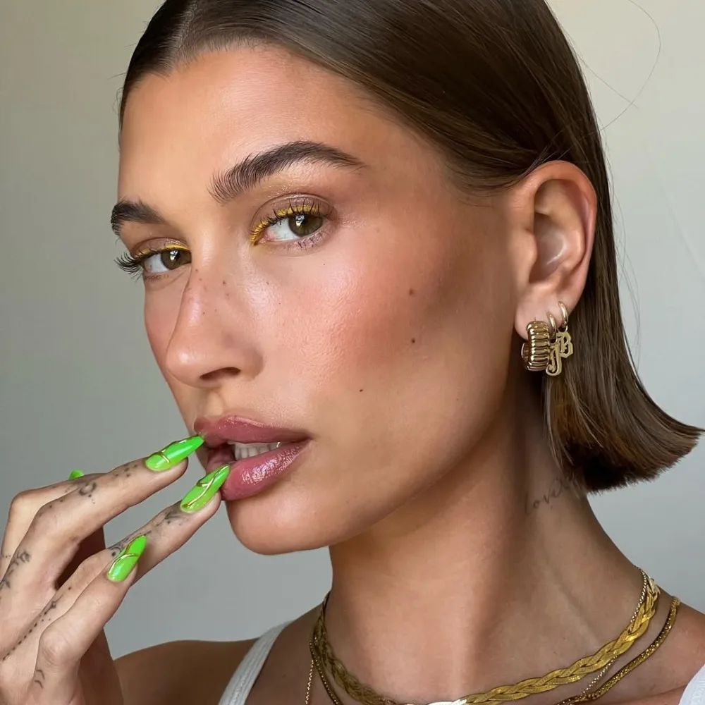 Hailey Bieber tạo kiểu tóc vuốt ngược và trang điểm tone nâu