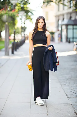 Phối sneakers với váy maxi