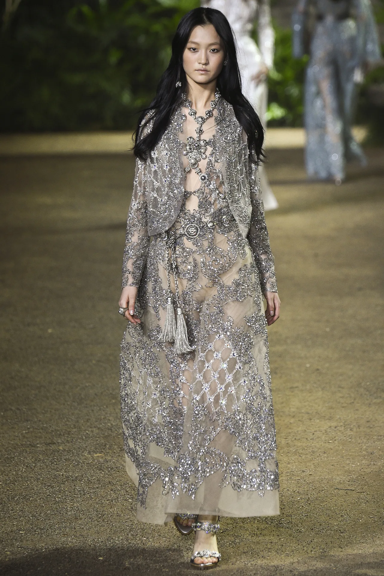 elie-saab-spring2016-ellevietnam(20)