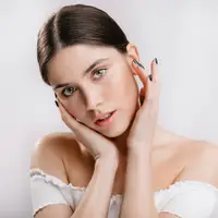 cô gái chạm 2 tay lên mặt
