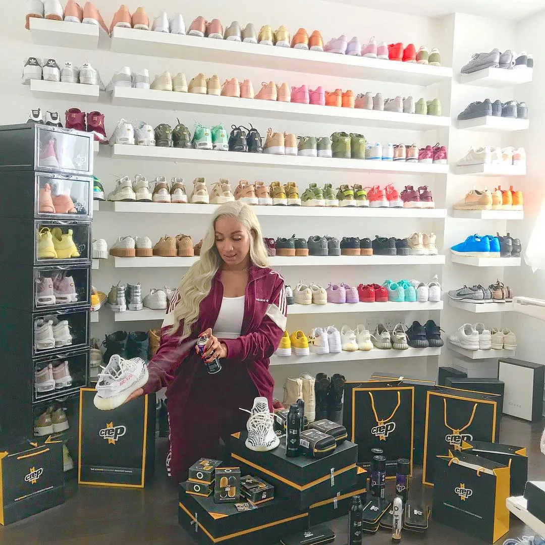 Những cô nàng sở hữu tủ giày sneaker trong mơ của mọi cô gái Những cô nàng sở hữu tủ giày sneaker trong mơ của mọi cô gái