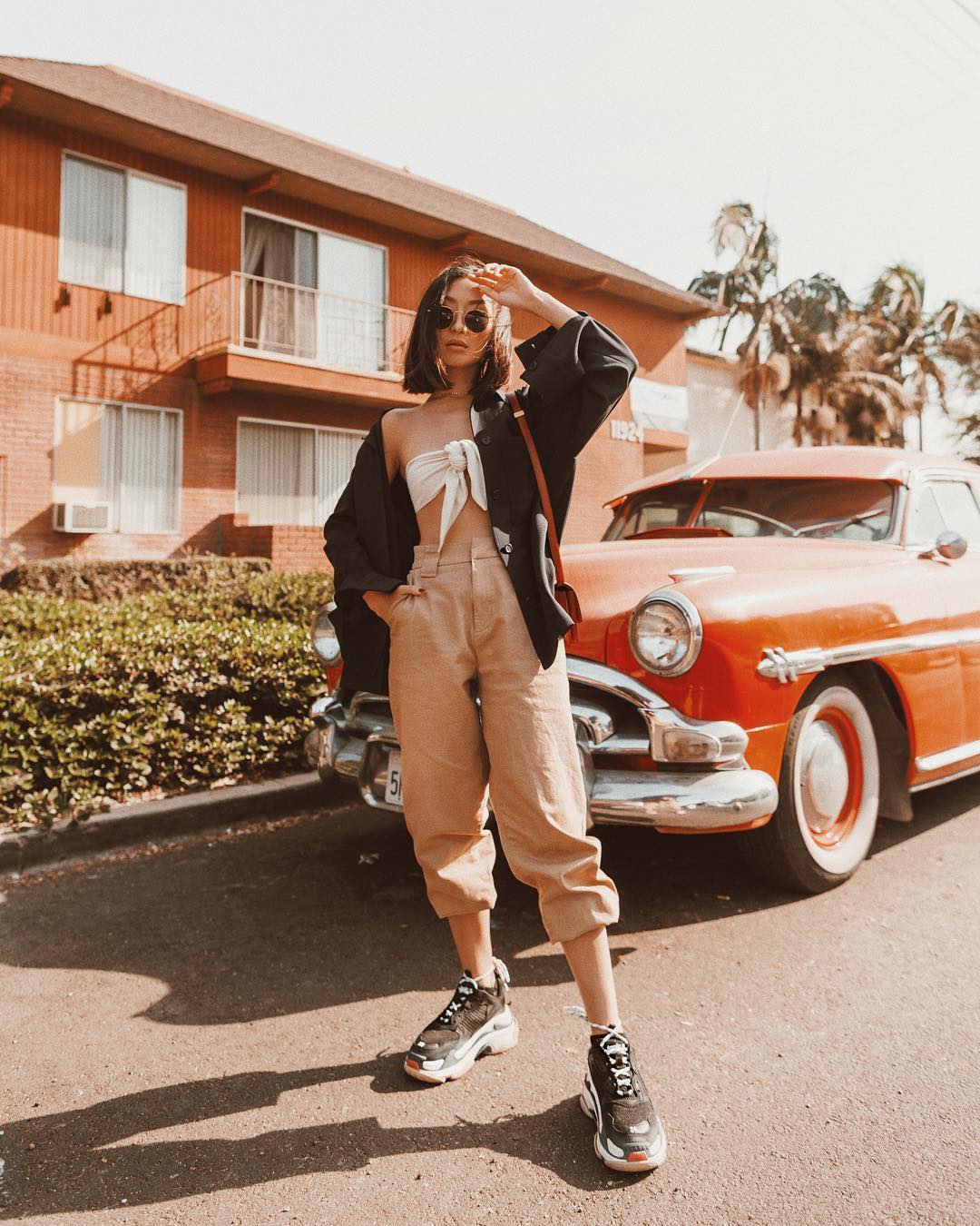 Street style năng động với quần baggy linen, áo crop-top, giày thể thao