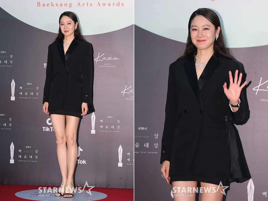 thảm đỏ lễ trao giải baeksang 2020 son ye jin - gong hyojin bộ tuxedo đen trang sức bạc