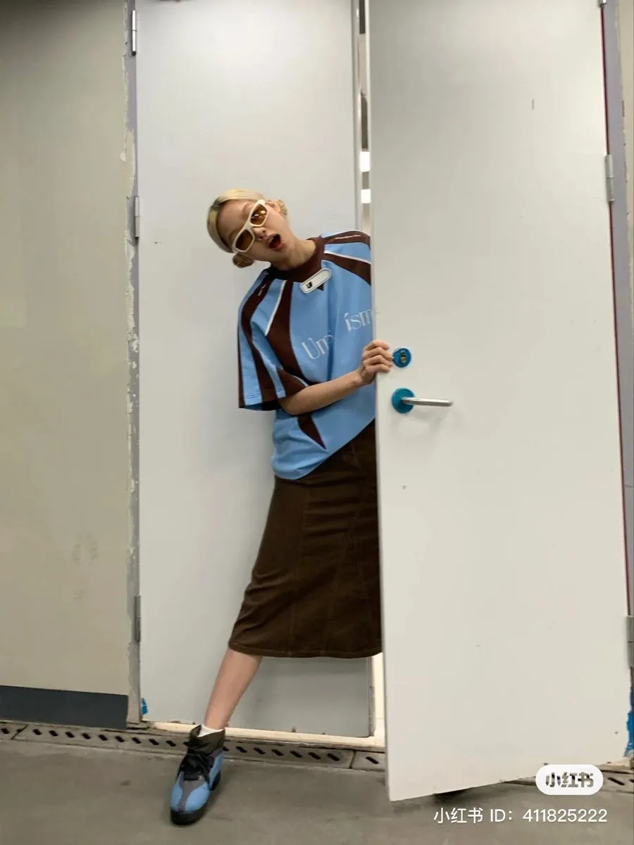 phối áo jersey với váy