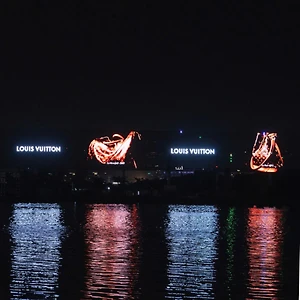 Louis Vuitton phủ sóng billboard và SkyLEDs sông Sài Gòn kỷ niệm 130 năm ra đời hoạ tiết Monogram