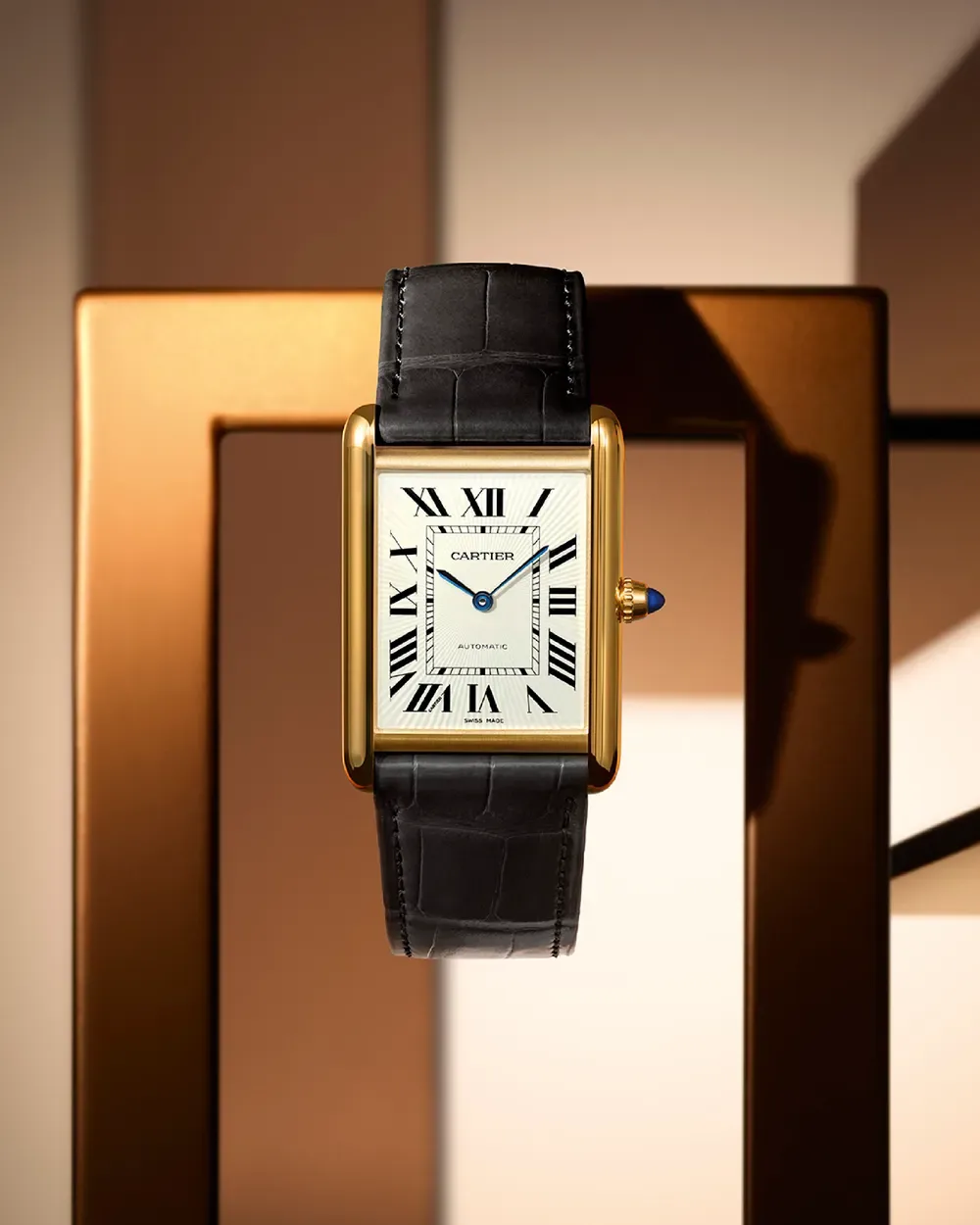 Tank Louis Cartier vàng hồng, mặt số flinqué, dây da cá sấu màu nâu bán mờ