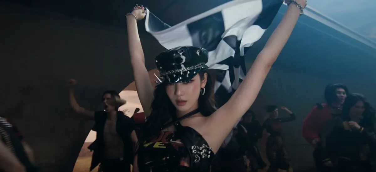 thời trang MV Rock Star của aespa