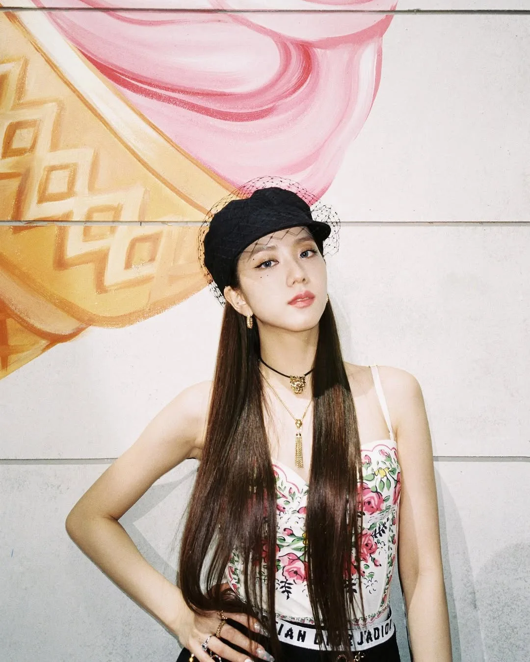 Jisoo tôn dáng và nổi bật với áo hai dây hoa.